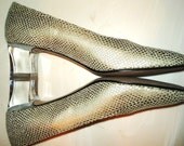 INSTANT  GLAM.....GLITZ......CHIC...LUCITE n LEATHER VTG GOLD ish SILVER Metallic  PUMPS 8N