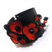Elegant leather bracelet with leather flowers.