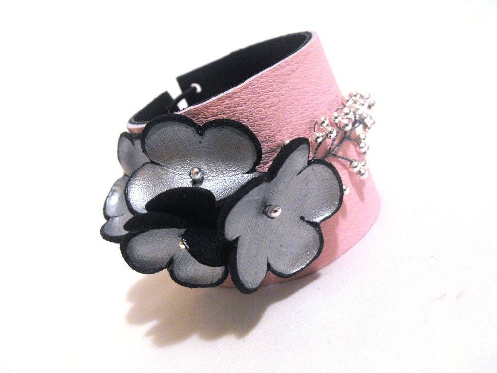 Leather bracelet pink and grey flowers. Flower bracelet