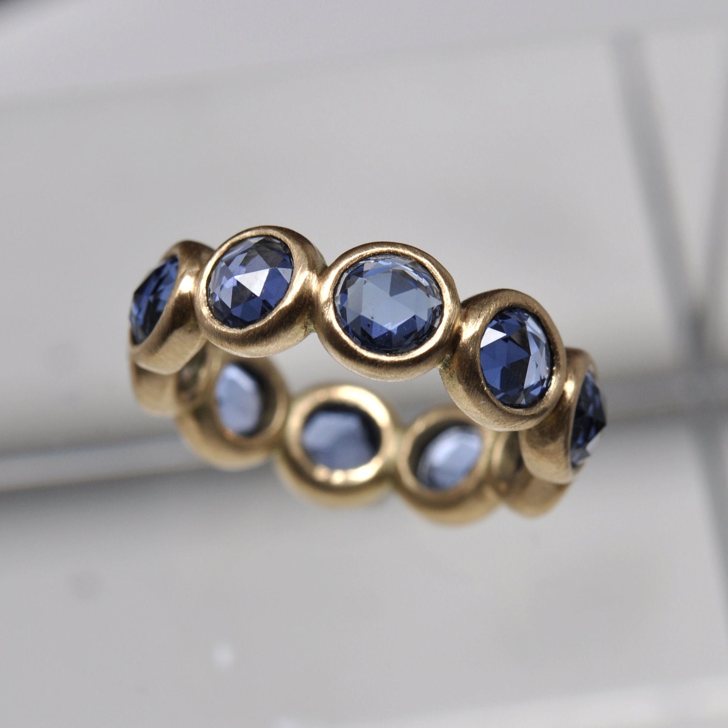 Large blue sapphire ring - 18k gold
