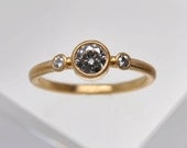 0.50 carat - Three diamond engagement ring - 18k gold