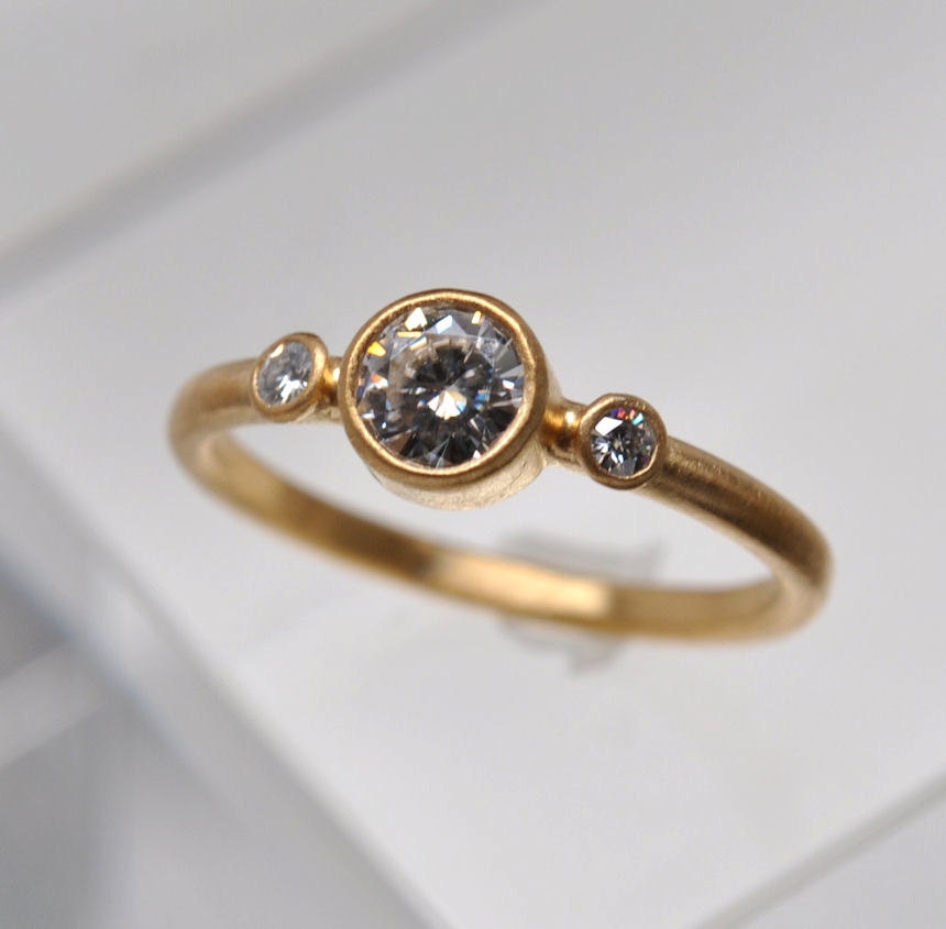 0.50 carat - Three diamond engagement ring - 18k gold