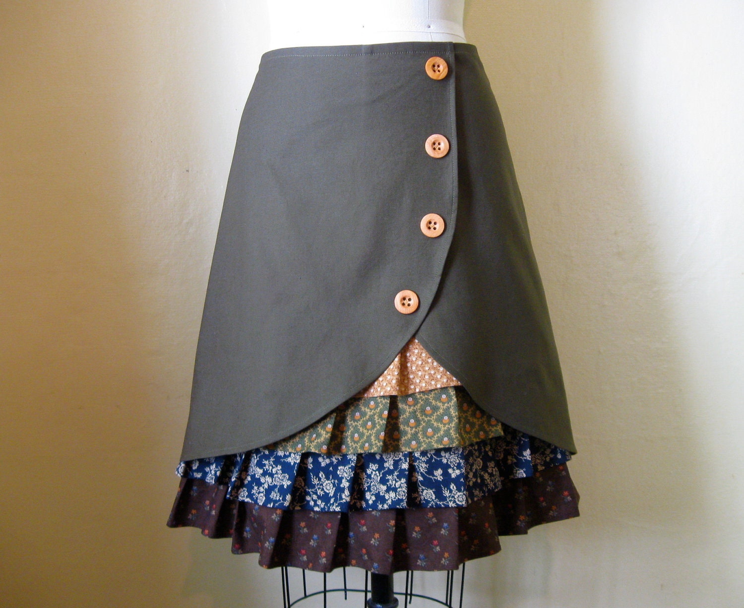 Olive Oyl ruffle front skirt Sz 12