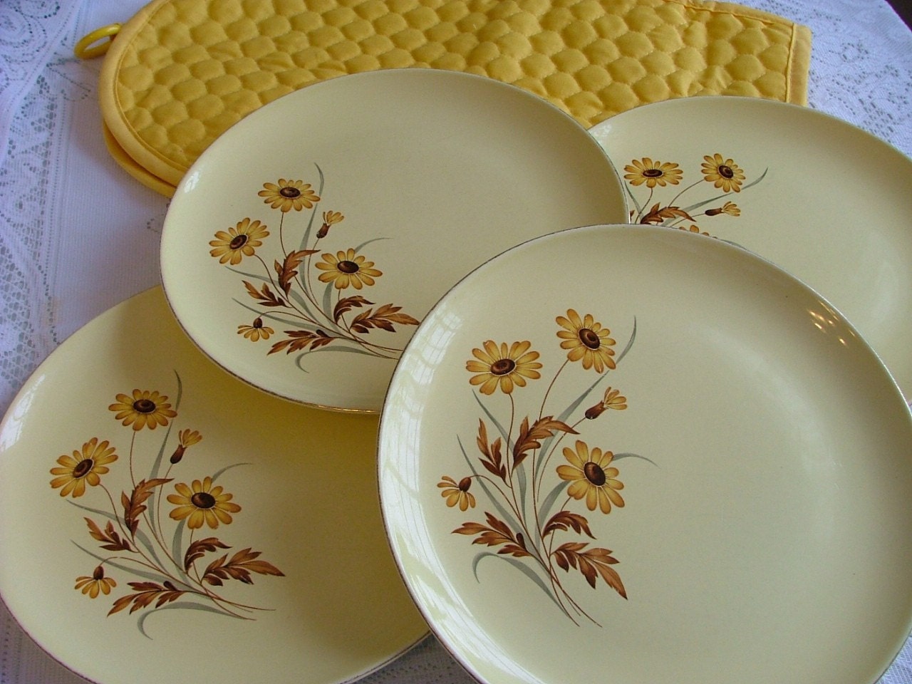 TS&T Daisies LUNCHEON PLATES Set Of Four