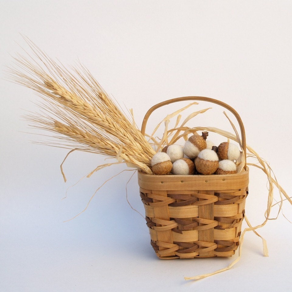 Harvest Home Decor Wool Acorns, 10 Felt Handmade Woodland Snow White Autumn Fall Thanksgiving Wedding Favor eco friendly wheat