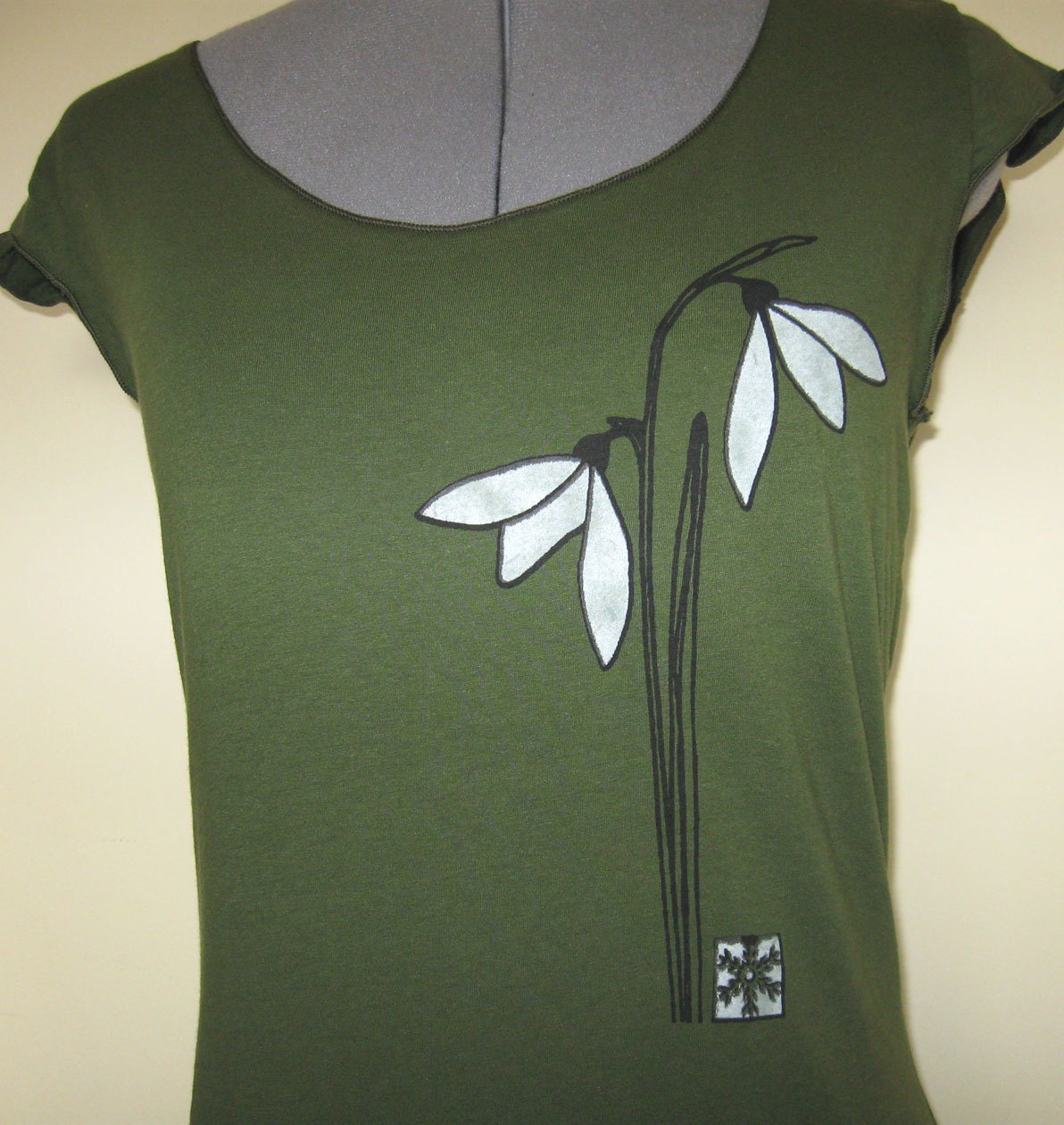 Snowdrop Flower  Scoop Neck T shirt