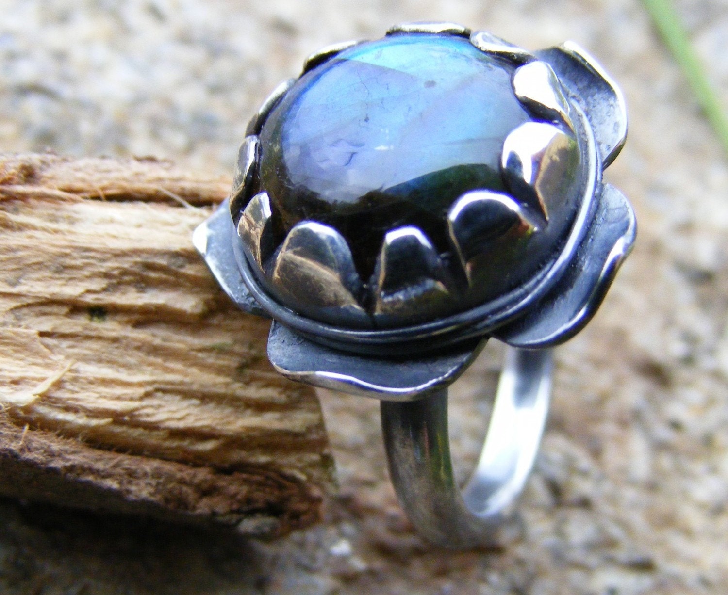Oxidised Silver and Labradorite Flower Ring   Hortensia.  Bague en Argent oxyde avec Labradorite