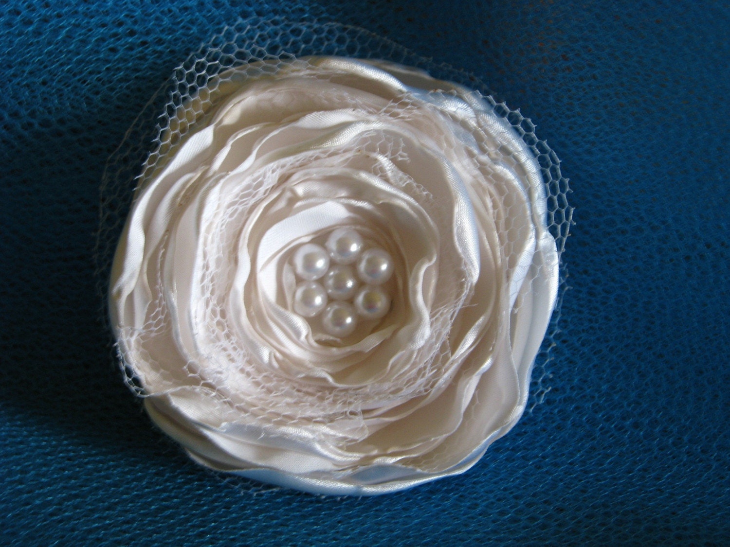 Jillianns WHITE BROOCH or HAIRCLIP