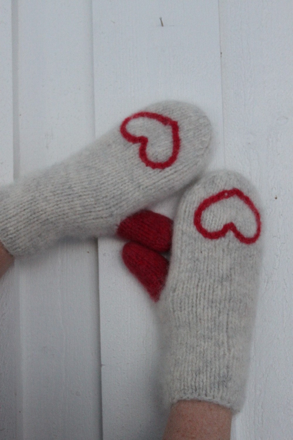Light grey mittens with red hearts
