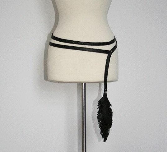 double wrap leather belt with hanging feather - BLACK
