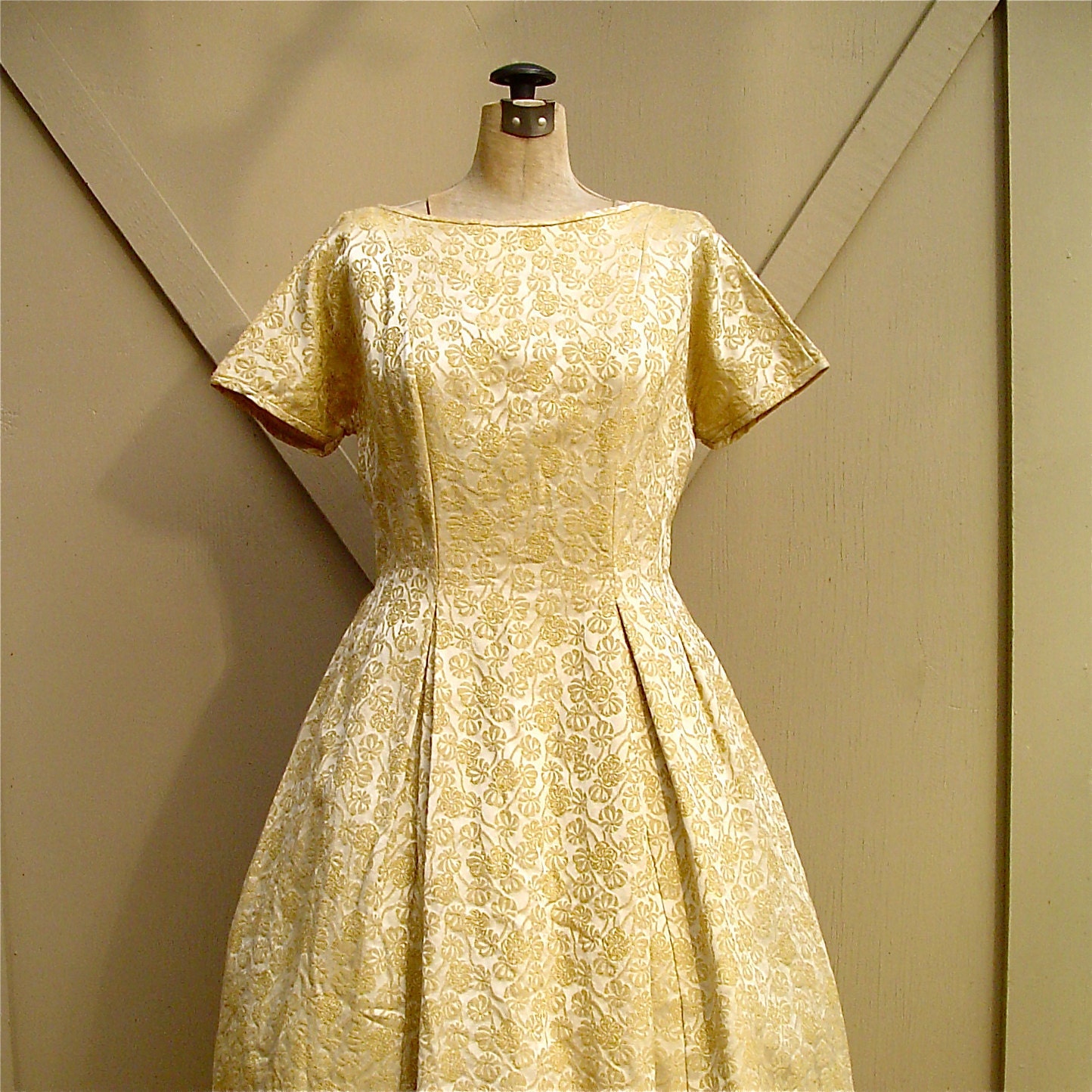 R e s e r v e d................................50s Golden Mustard Floral Brocade Party Dress
