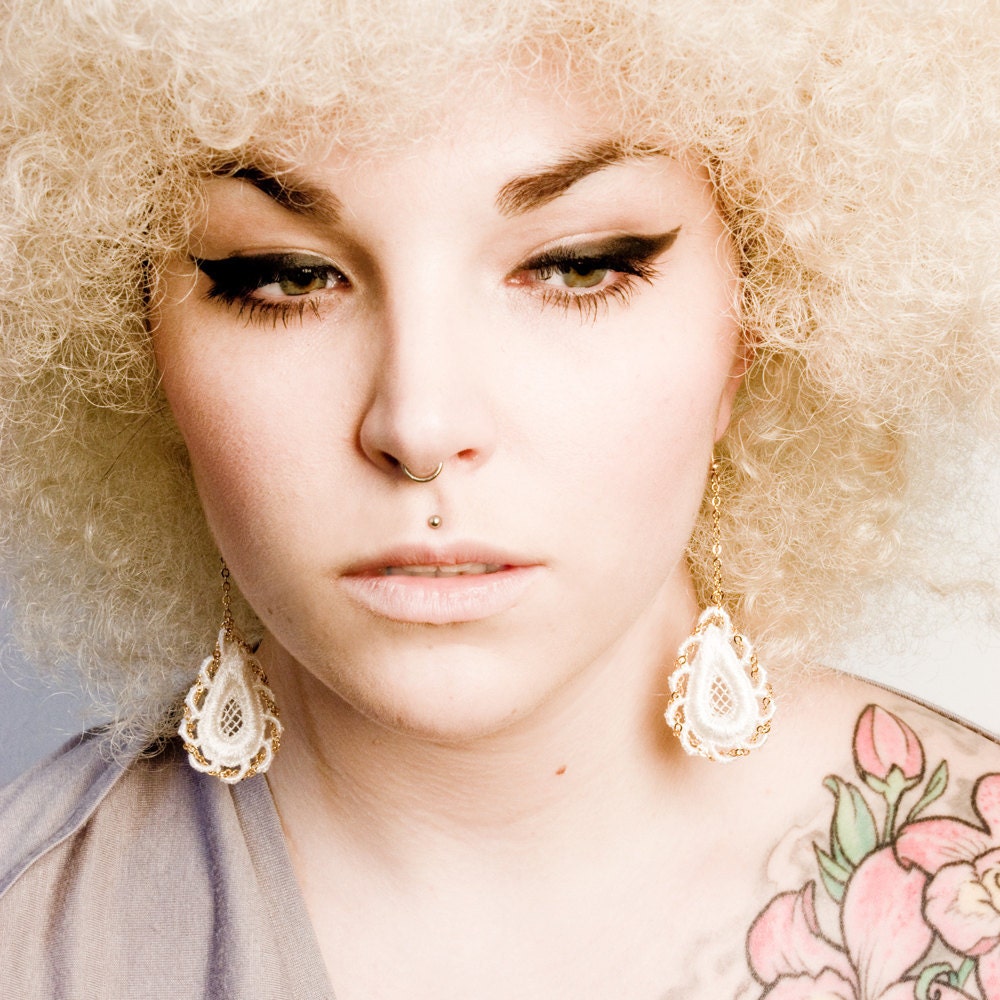 Alice Tart lace and chains earrings