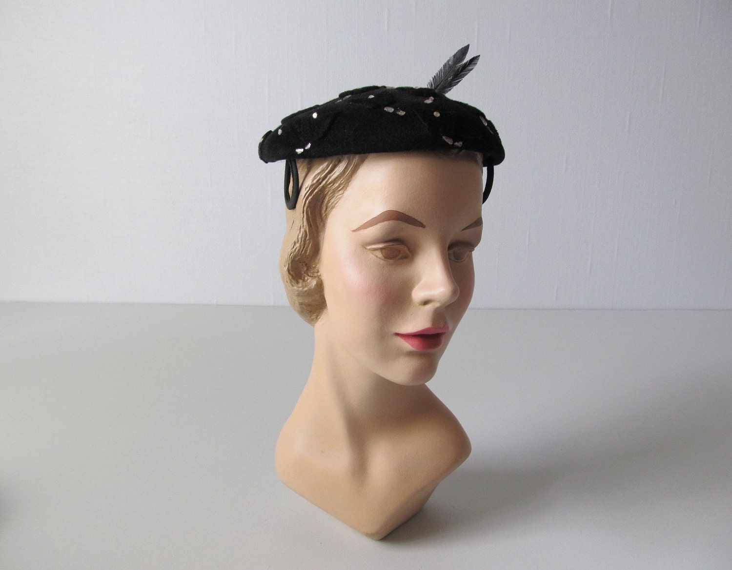 Vintage 1950s Hat / 50s Toque Hat / 50s Hat / A Little Feather in Her Cap