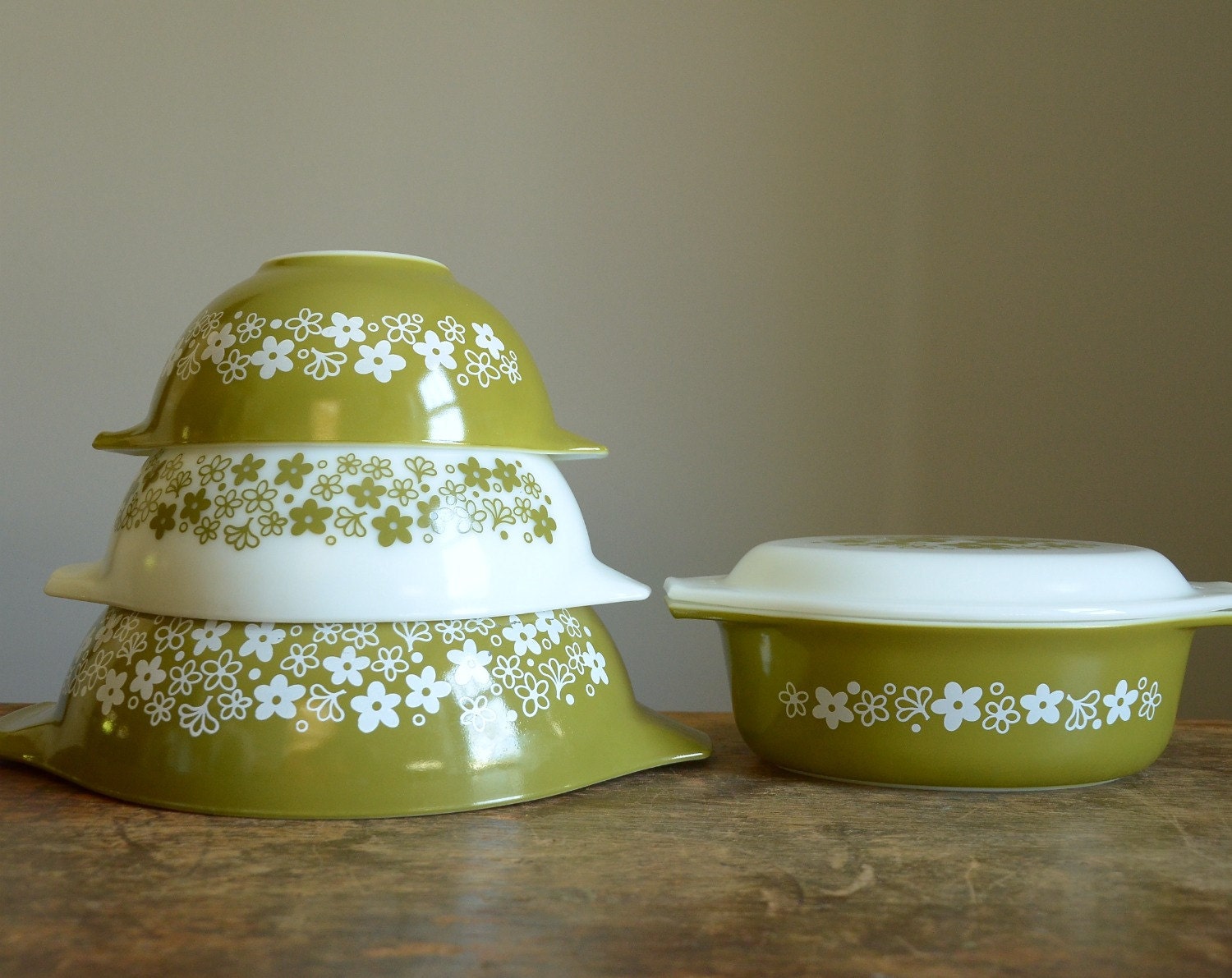 Vintage Pyrex Crazy Daisy 5 Pc Set .. Cinderella Mixing Bowls and Casserole Dish with Lid