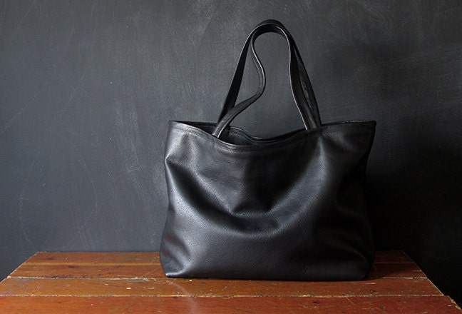 the HOMESTEADER tote. black eco leather.
