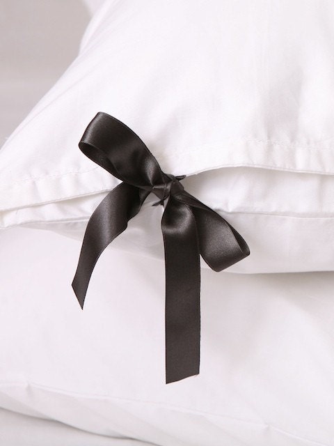 Bow tie pillowcase - Set of two - Choose your fabric - Choose your bows
