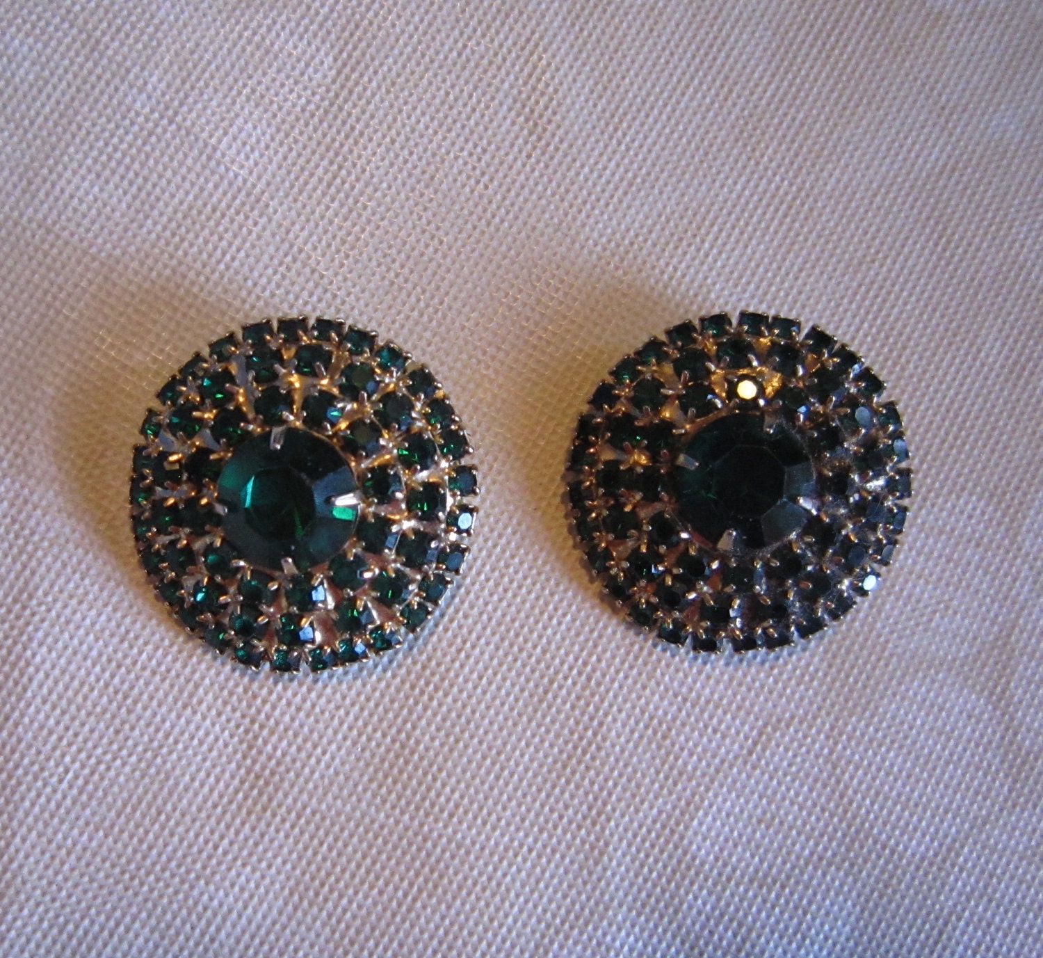 SALE Vintage green glass rhinestone clip earrings in as new condition