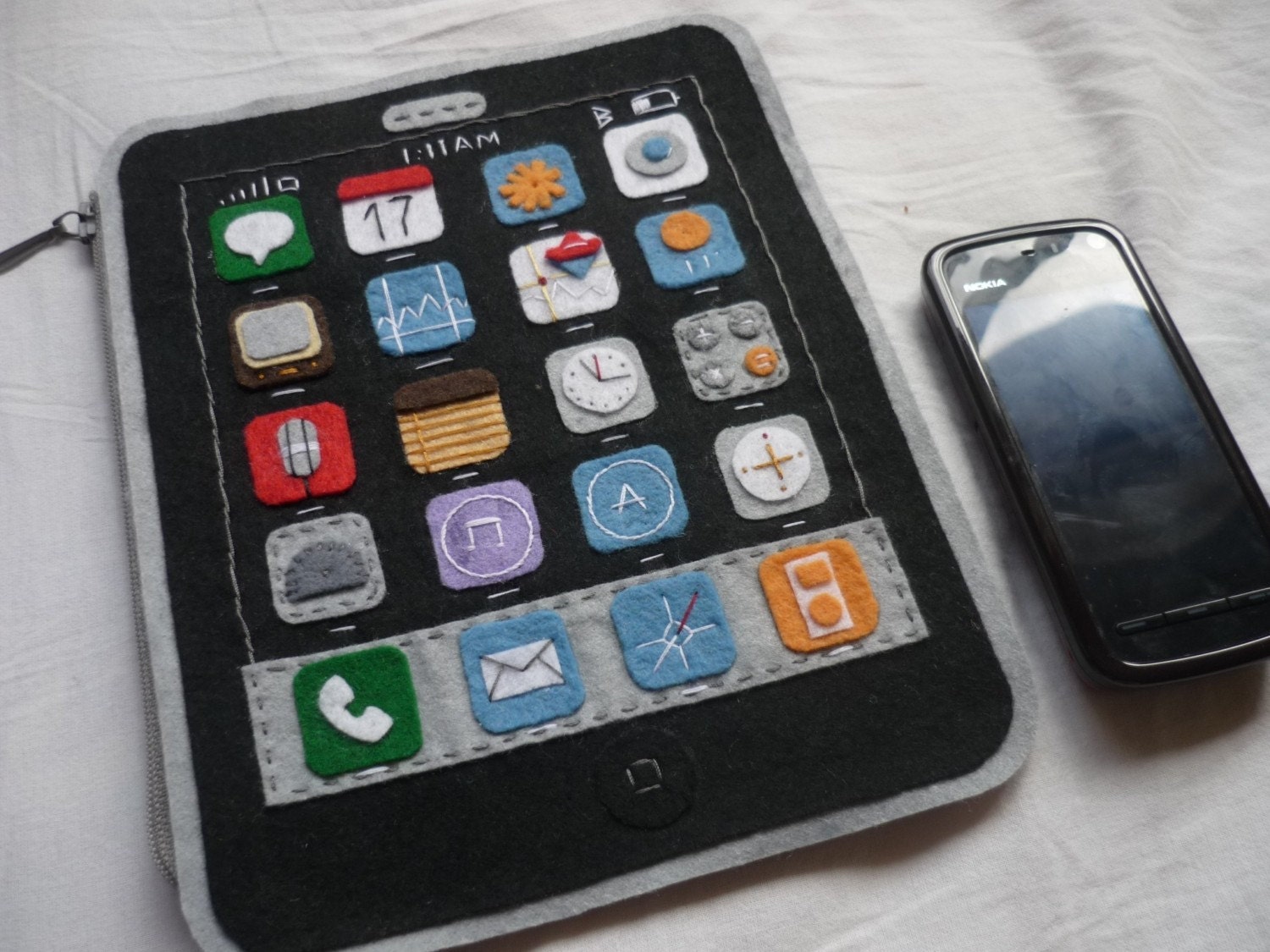 THE ORIGINAL Apple 3G i-Phone felt purse/ handbag - NEW MODEL- 18 X 14 cm