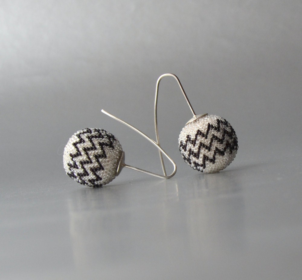Chevron glass bead earrings black and white