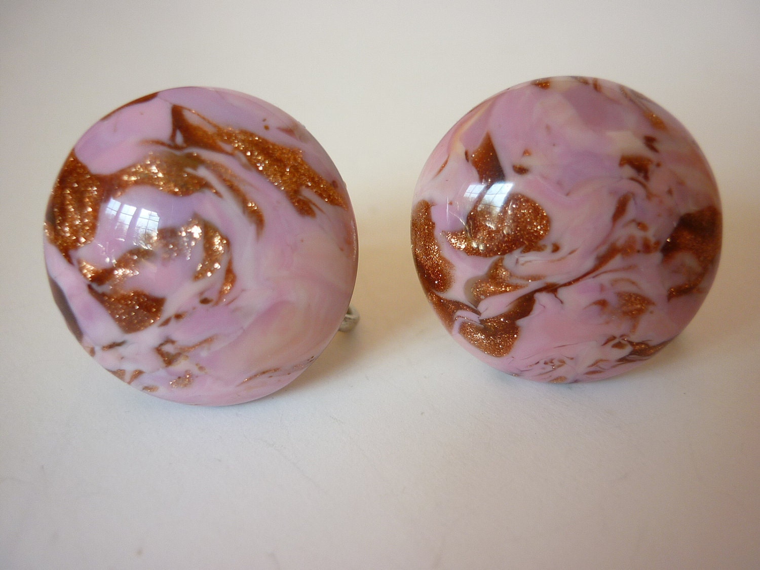 1950s Italian Glass Earrings in Pink Swirl w Adventurine - decotodiscovintage