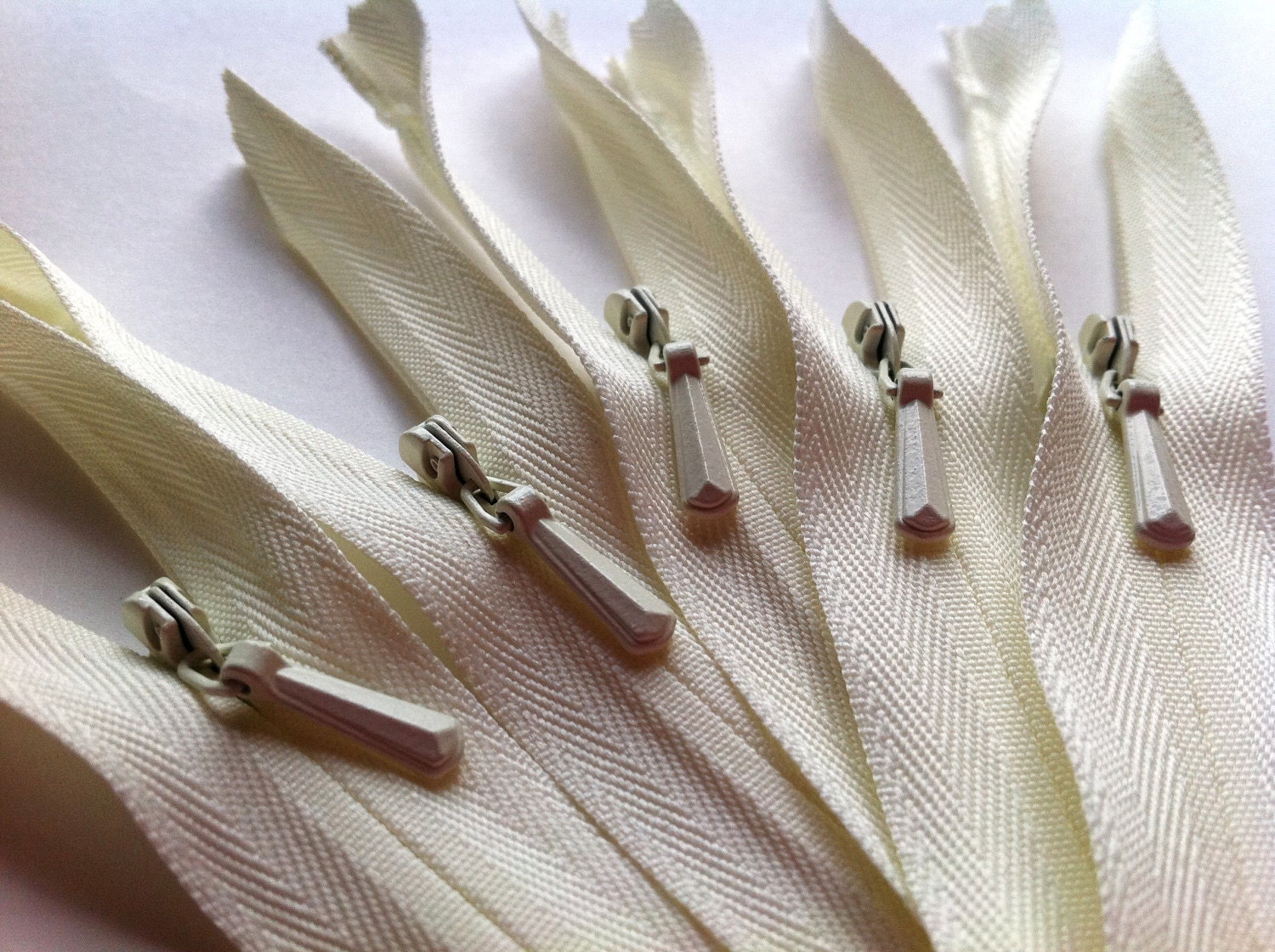 INVISIBLE Zippers 20 Inch YKK Color 502 Ivory - 10 Zippers