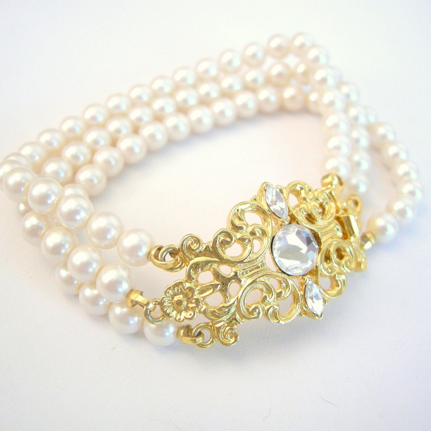 Vintage glass faux pearl bracelet with ornate gold clasp