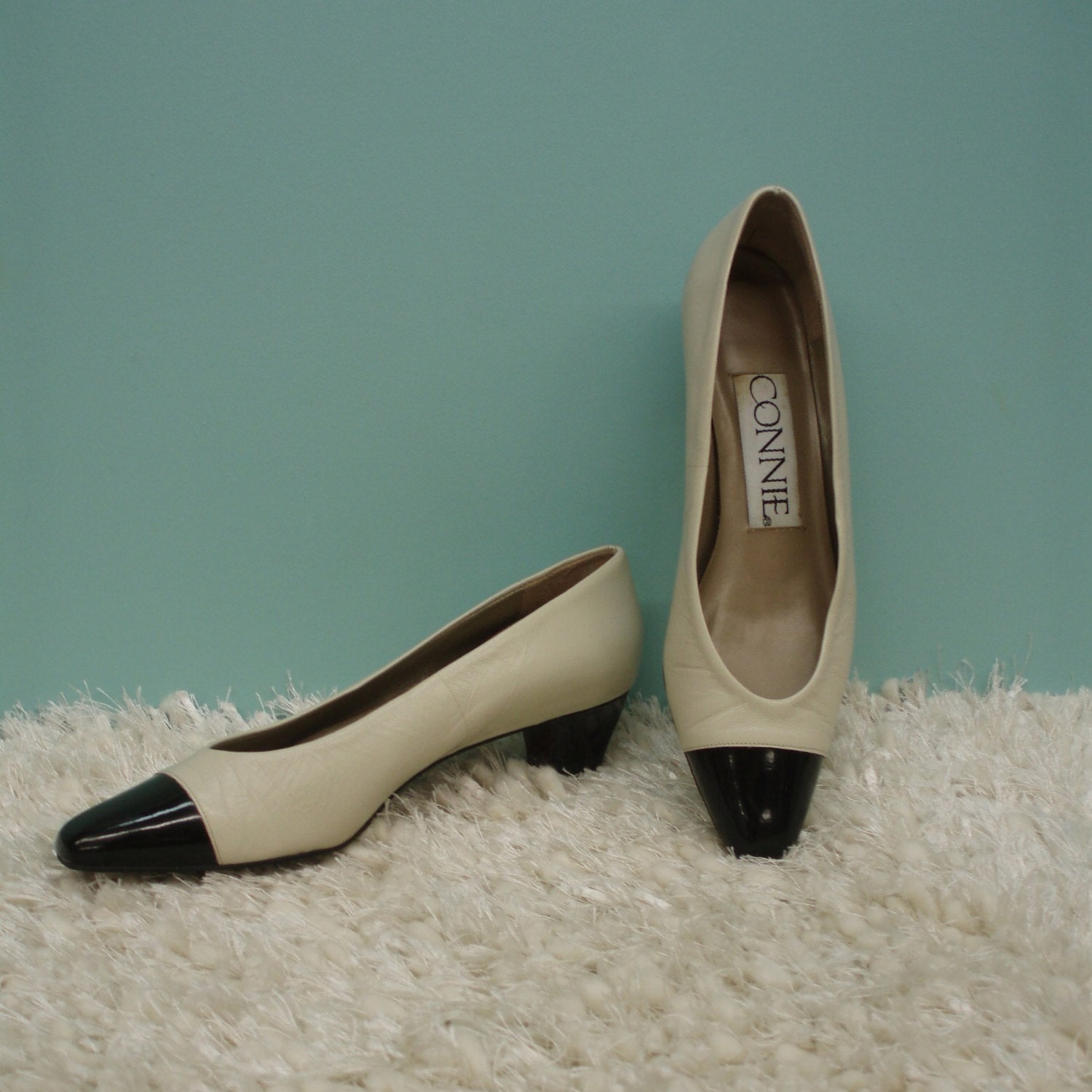 HALF PRICE SALE - 80's Beige and Black Two Tone Pumps - Size 7 1/2