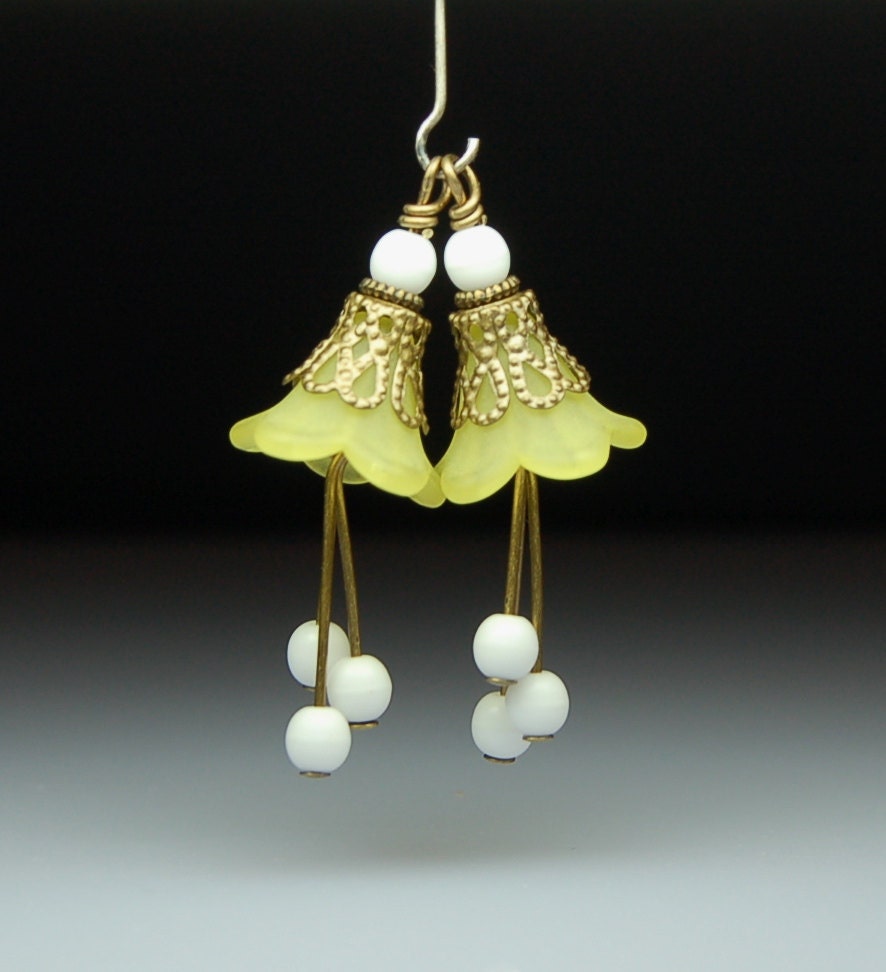 Bead Dangles Vintage Style Yellow Lucite Flowers Pair Y110