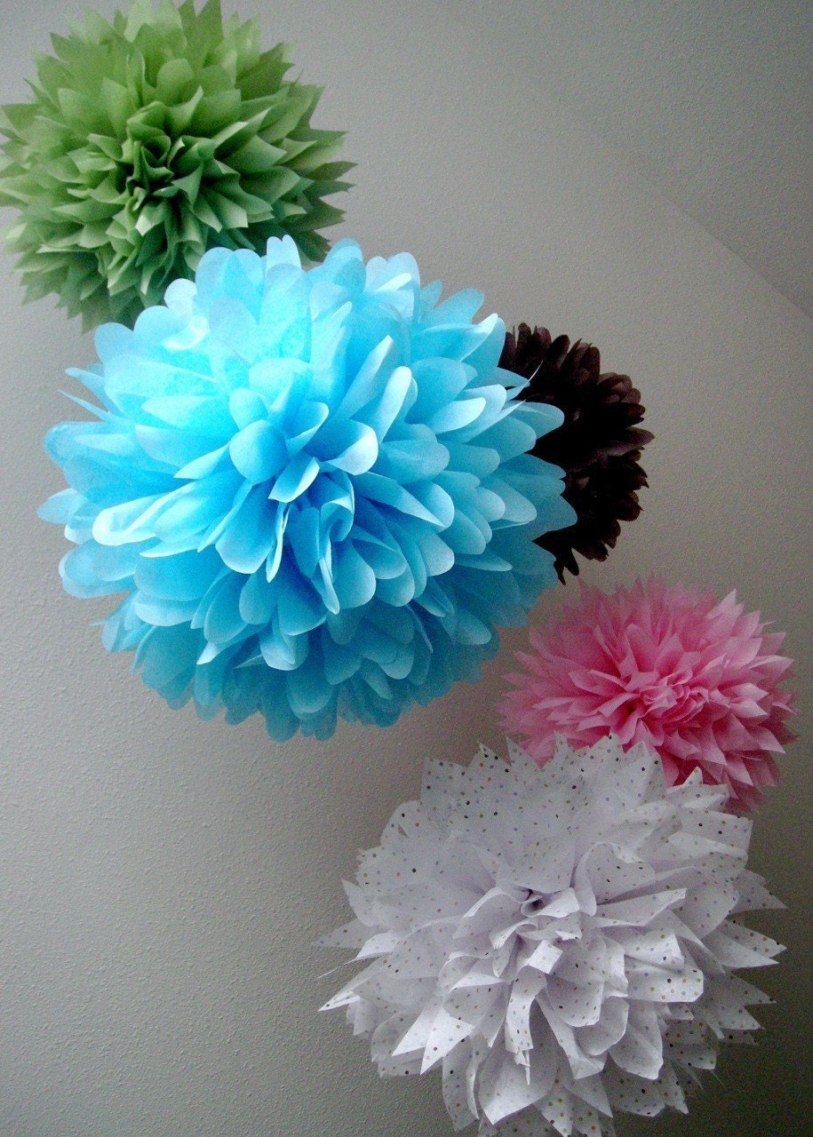 Hello, Cupcake ... 5 tissue paper poms // birthday // tea party // baby shower // housewarming // party decorations Il_570xn