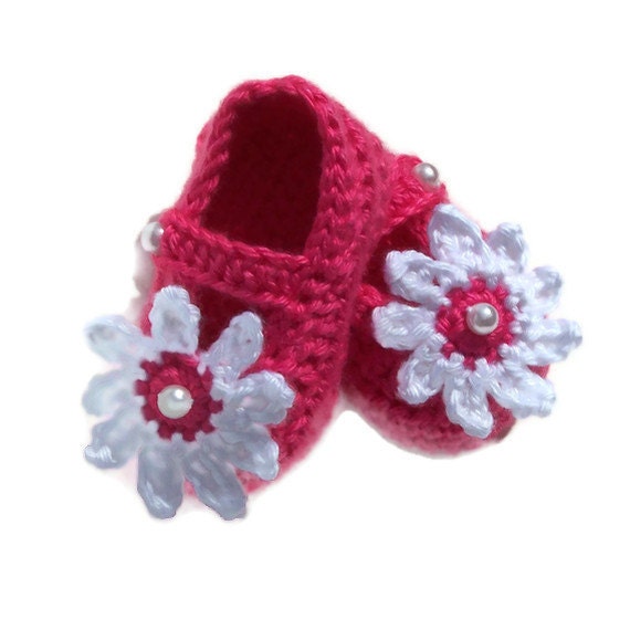 Baby Booties, Baby Shoes, Crocheted, Raspberry Pink, Mary Jane Shoes Booties 3 - 6 Months  Bright Pink with White Daisy