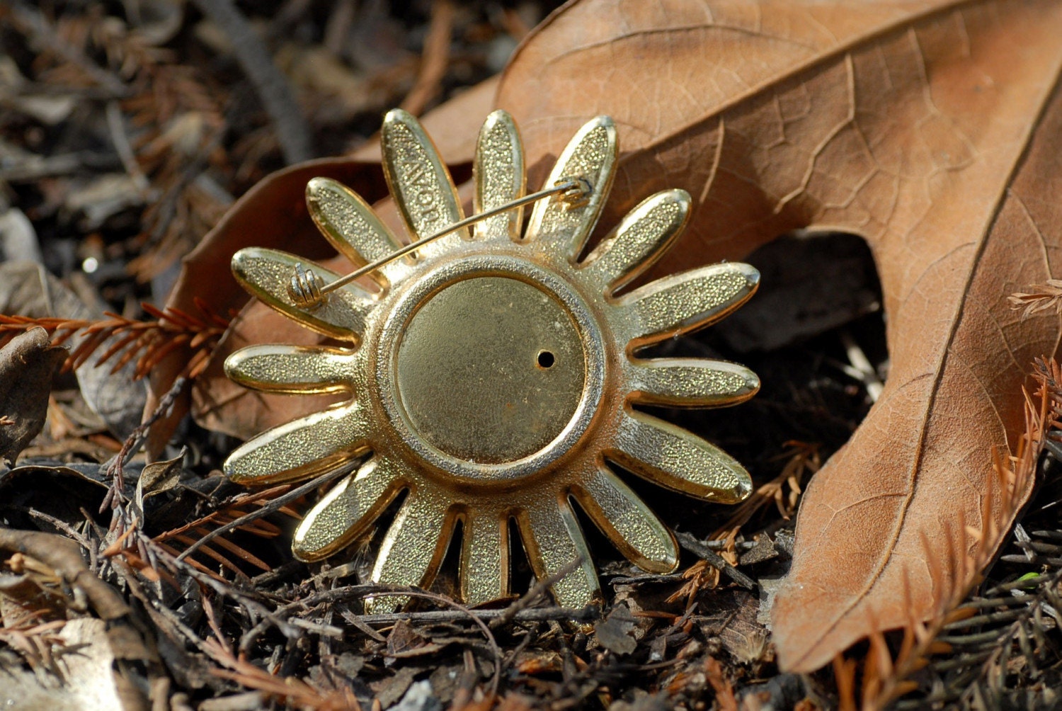 Vintage Flower Brooch / Pin