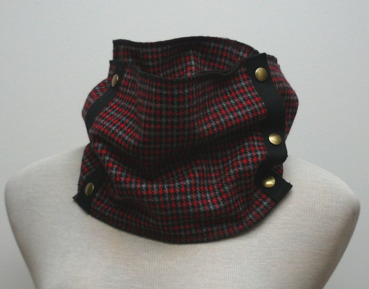 SALE - LAST ONE - Unisex red, black and grey houndstooth pattern woollen scarf with brass snaps