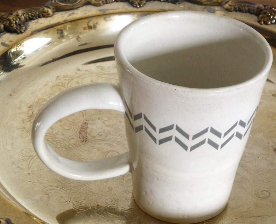 Chevron Mug in white and gray