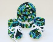 Baby booties newborn hat set crocheted in soft yarn blue green and white newborn boy photo shoot. 0-3 months