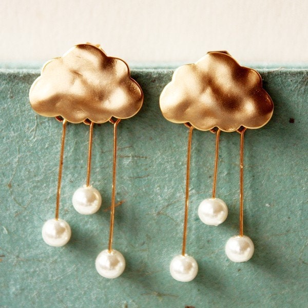 i heart rainy days . a cute whimsical rainy cloud earrings in gold .