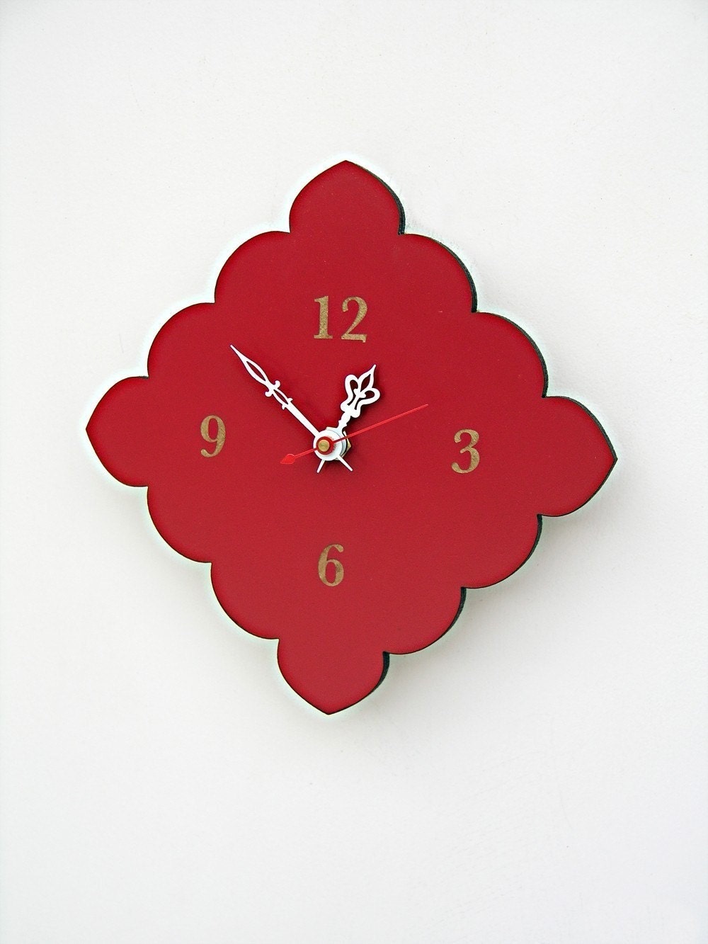 tiny scallop clock in poppy red