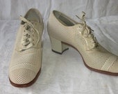 sz 7.5a vintage 1940s lace up oxford shoes cream color cloth mesh and leather