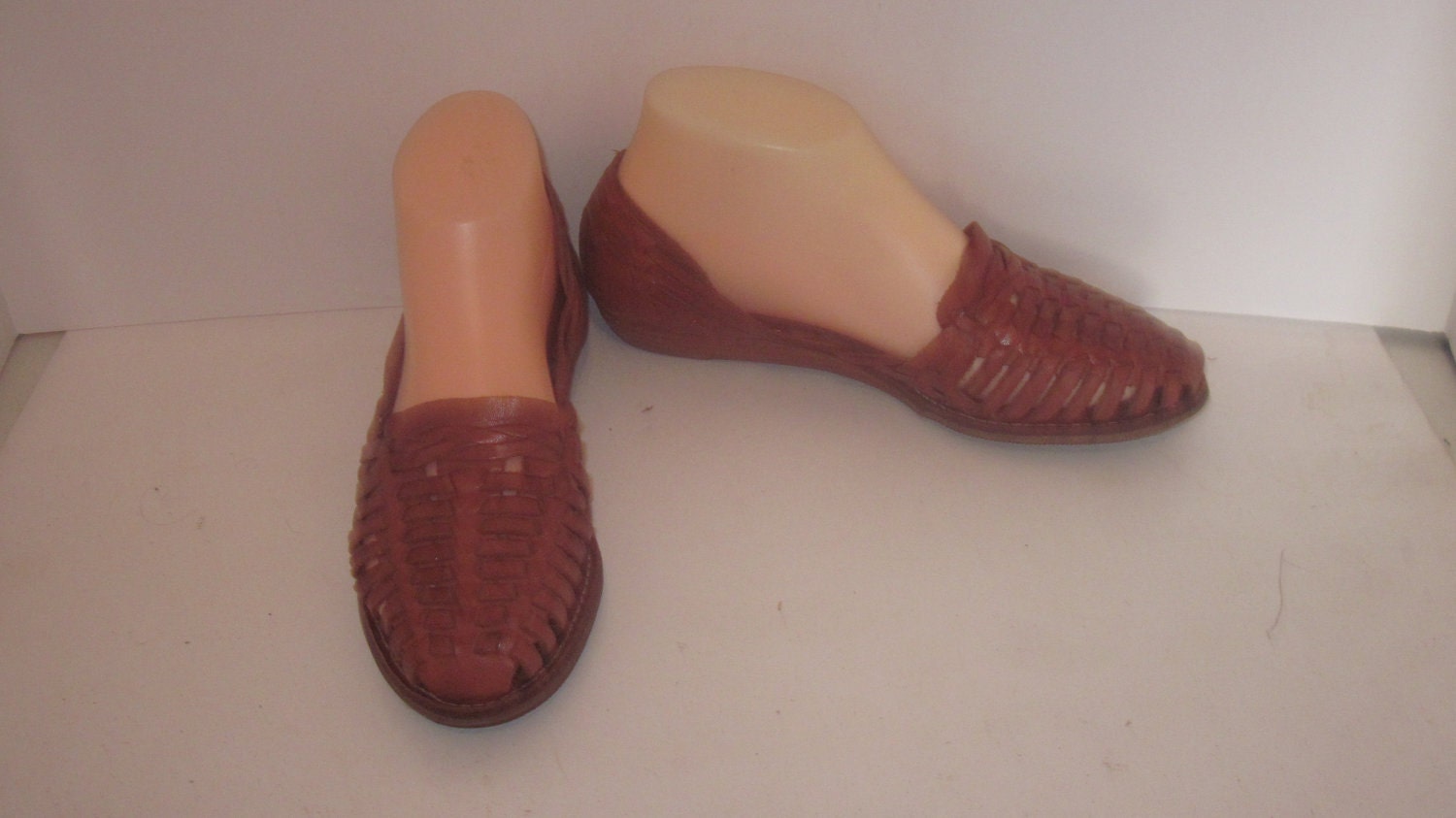 sz 7m  vintage 9 west brown leather huarche sandals