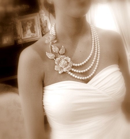 Bridal statement necklace, pearl necklace, wedding jewelry with Swarovski crystal pendant and Swarovski pearls, bridal jewelry