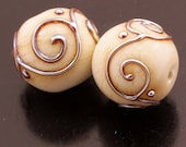 Glass Art Lampwork Beads Handmade Metallic Scrolls Crackle Cream Ivory Round Earring Pair Heather Behrendt (1183) BHV SRA LETeam