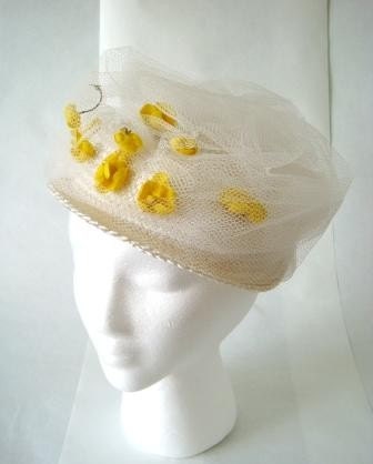 Vintage Hat / Beautiful Vintage White Straw Hat with Tulle Netting and Yellow Flowers / Chapeaux Paris Chicago / 60s Hat