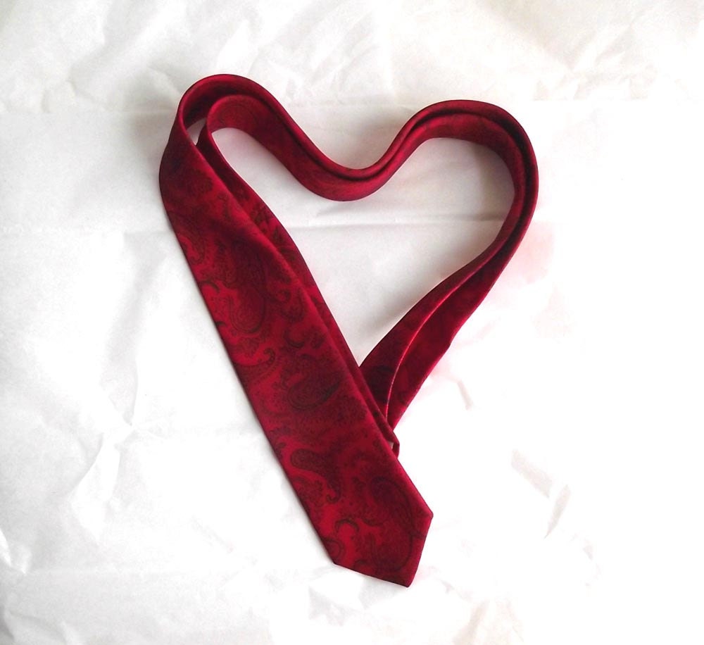 Vintage Skinny Tie. 1960s Necktie. Red Paisley Pattern. Cades