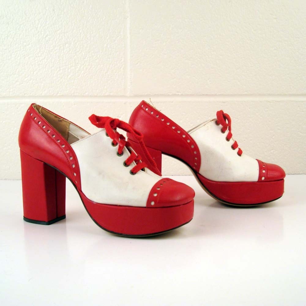 Vintage 1970s Platform Shoes Made by Qualicraft Red and White Saddle Oxfords size 7