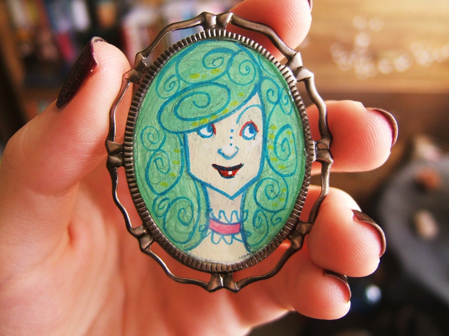 New Monsters in Resin SWIRLYWHIRLYDURLY GIRL 30 x 40 mm Hand Painted Cameo Pin