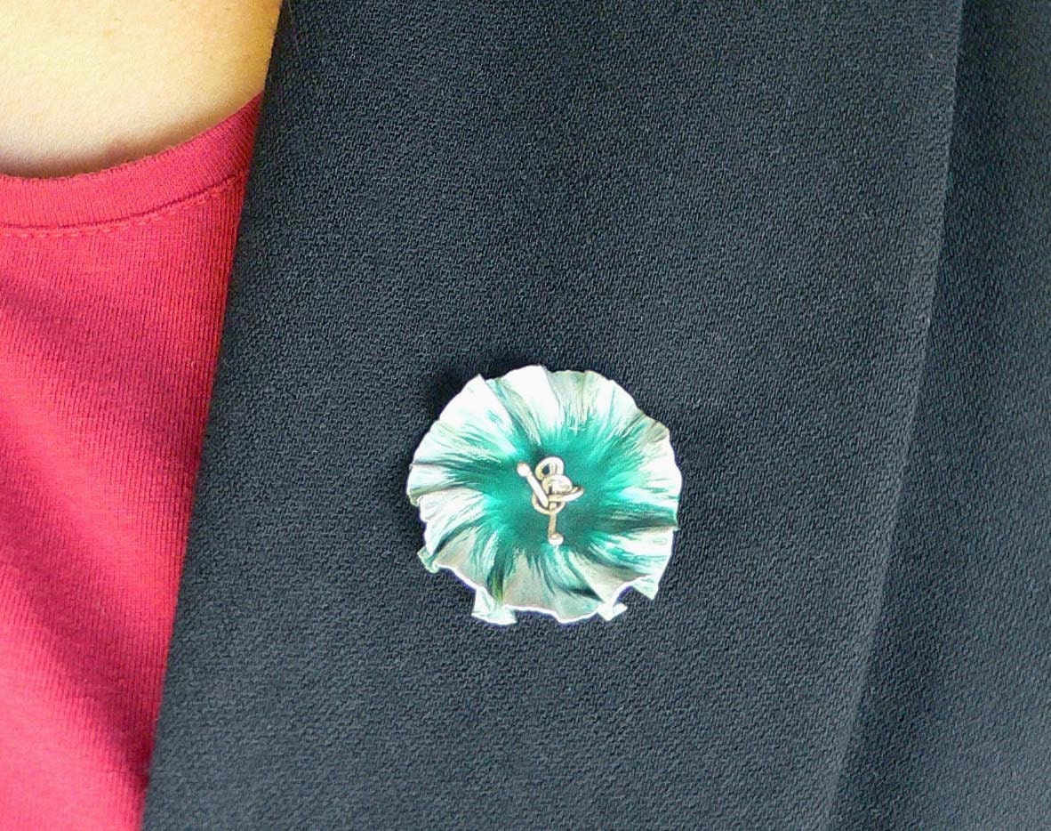 Flower brooch in green, anodised aluminium and sterling silver