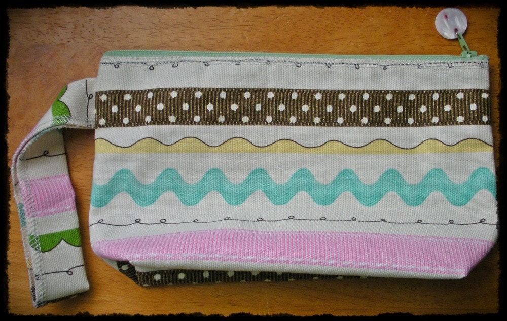 Cream Ric Rac Cotton Wristlet Bag
