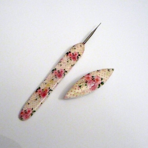 Items similar to Pink Peach Roses Tatting shuttle and Crochet Hook