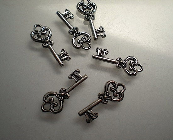 6 small pewter key charms
