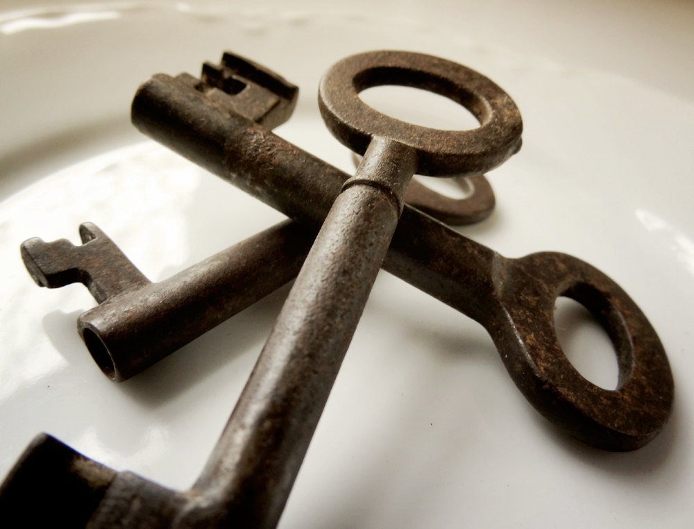vintage skeleton keys, set of 3 from Belgium with great rusty patina (no10)
