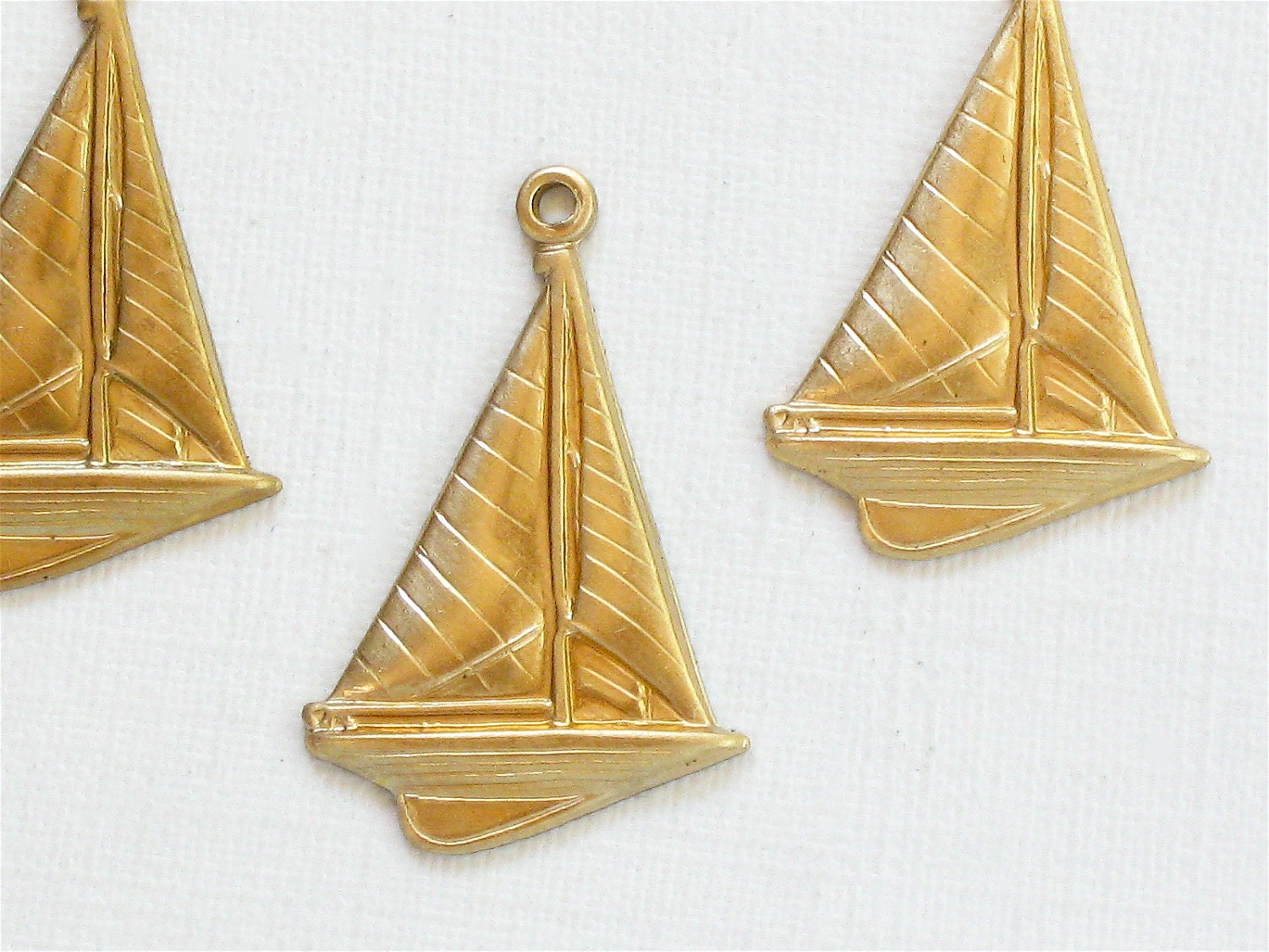 12 brass SAILBOAT jewelry charms . 23mm x 15mm (ST58)